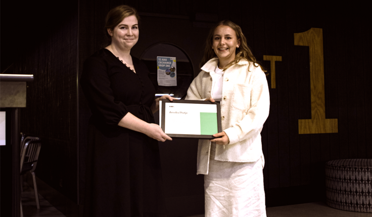 Cassandra Drayton presents Amelia Platje with the NZILA Award of Excellence as the top student in the 3rd to last year for the 2022 academic year.