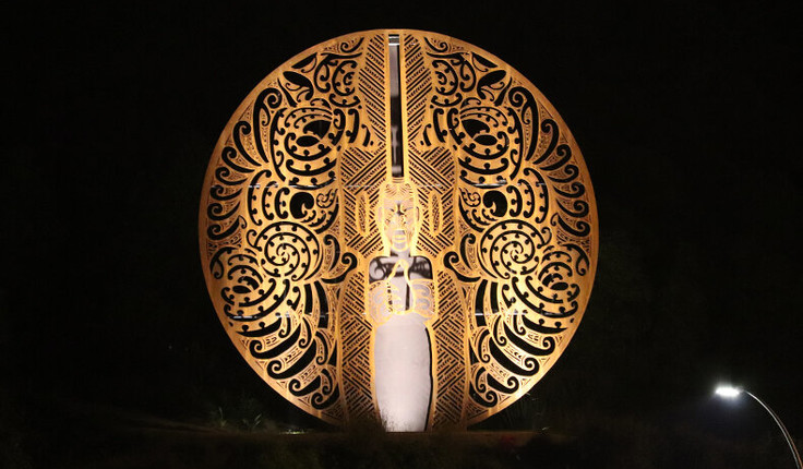 A circular sculpture honours a significant tipuna - Te Maro, the grandson of the rangatira Rakai a Tane, who was killed at the Endeavour arrival in 1769. It is made of steel, ten metres high, and weighs nine tonnes. It will be viewable from the city and Waikanae.