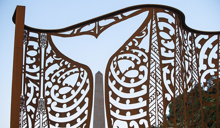 The Ikaroa sculpture is another key element of the installation, reflecting the scale of the Cook Monument but taking a different form. The wavelike shape references the nautical migration told through whales and their significance to navigation. The whale shaped opening in the piece is made to honour this. Te Ikaroa a Rauru (the long fish of Rauru) was the waka captained by Māia Poroaki from Hawaiki to Tūranganui-a-Kiwa. The place where this sculpture stands is where Māia built his whare wānangā, place of learning, that he named Puhi Kai Iti.